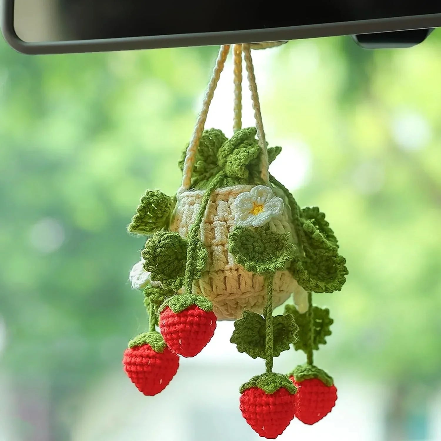 PlantCharm – עציץ תליוני סרוג לרכב עם תות שדה דקורטיבי