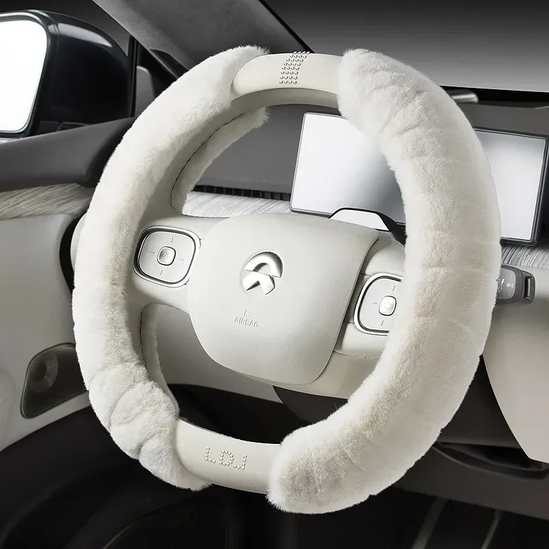 כיסוי הגה חורפי פרוותי בצבע לבן | Fluffy winter steering wheel cover for car – white1