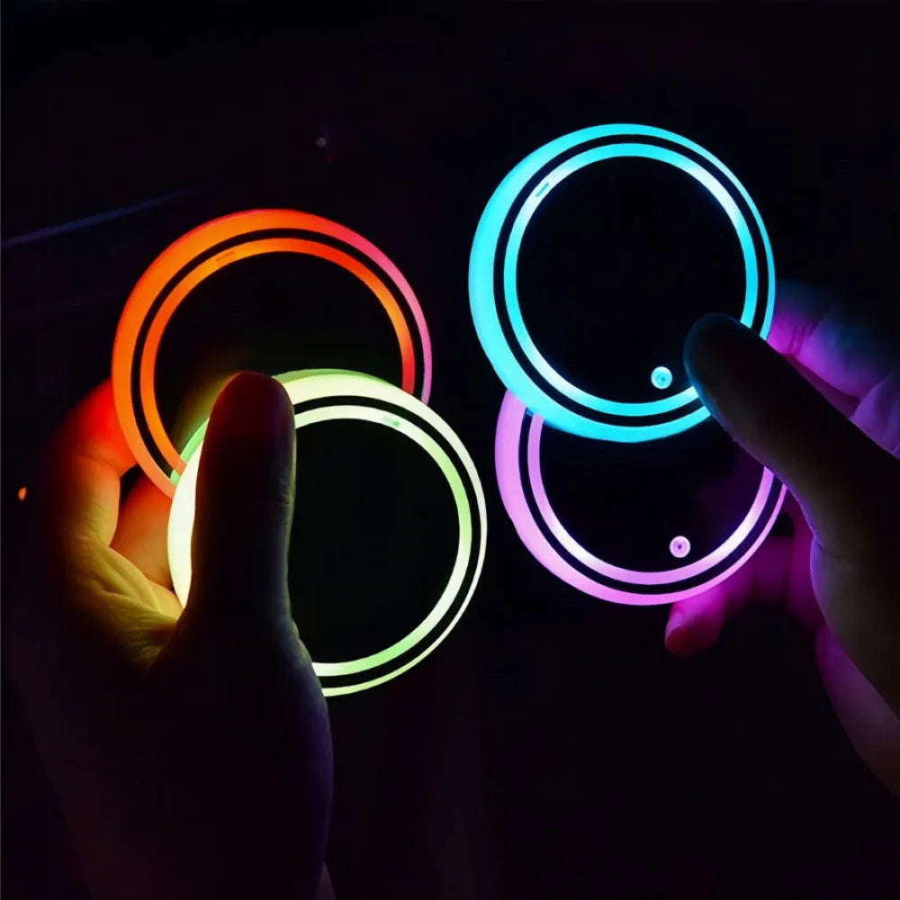 "LED CupGlow | 2PCS – תאורת כוסות LED לרכב, משתנה ב-7 צבעים, עם כפתור הפעלה, טעינה ב-USB, מוסיף אווירה מיוחדת לרכב."