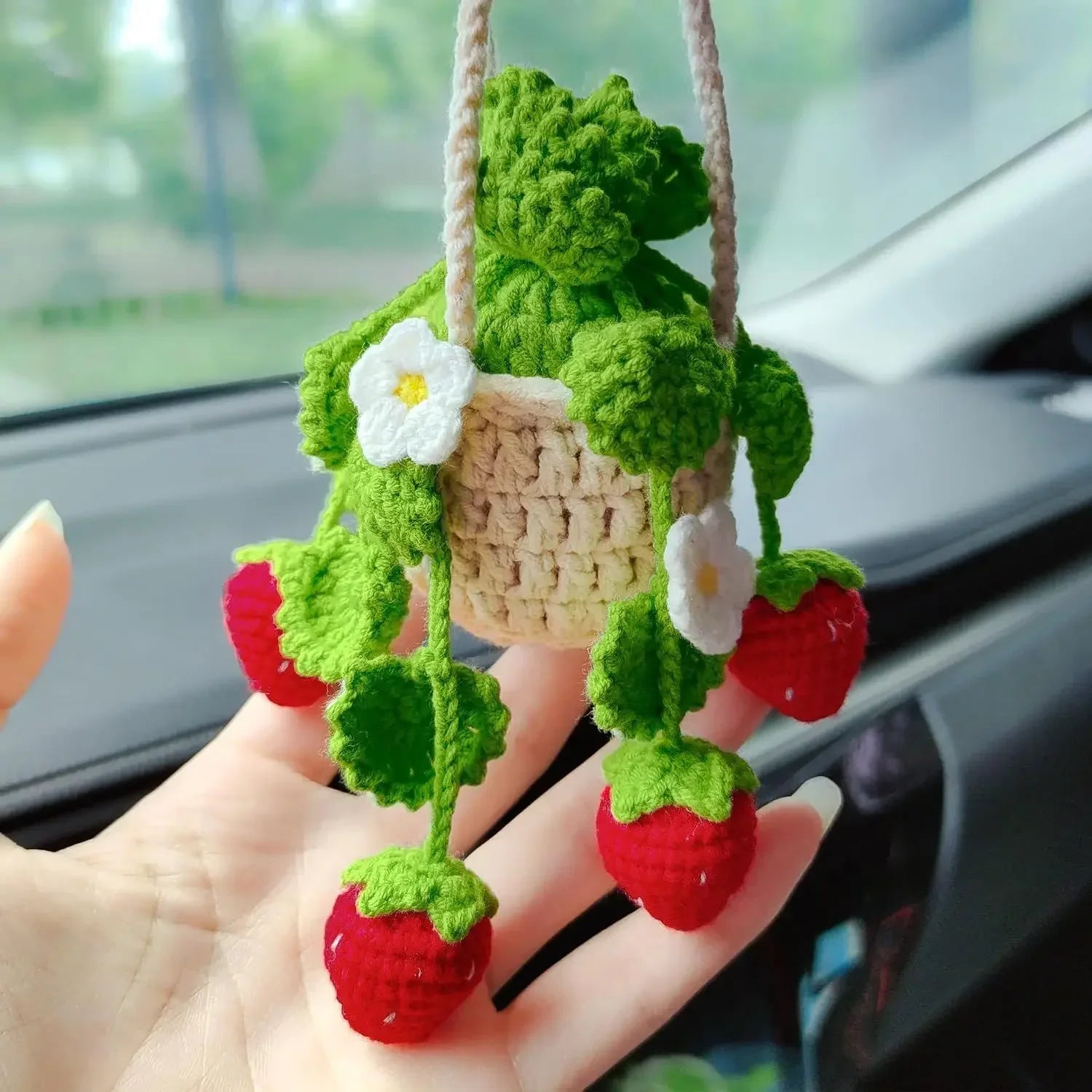 PlantCharm – עציץ תליוני סרוג לרכב עם תות שדה דקורטיבי